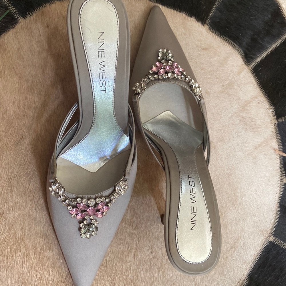 Elegant Nine West high heel fancy with pink, dark grey and silver stones.